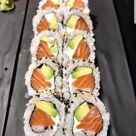 Izabella L. 🥢 on Instagram: “I'm tellin you salmon avocado and cream cheese were born to be together ♥️ 📸 & 📍: | @sukhothaimb | - - #aesthetic #sushi🍣 #sushi #sushiroll…” Salmon Cream Cheese Sushi, Avocado Sushi, Salmon Sushi Rolls, Japanese Food Sushi, Salmon Cream Cheese, Sushi Platter, Cream Cheese Rolls, Salmon Avocado, Salmon Sushi