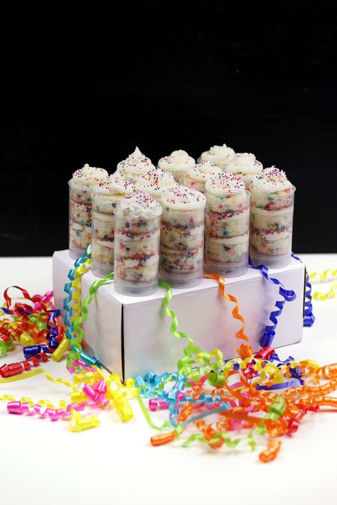 Confetti Cake Push Pops will bring back childhood memories. These colorful 'funfetti' vanilla cupcake desserts are sure to be a hit at any birthday party. Push Pop Desserts, Cupcake Desserts, Cake Shooters, Perfect Cake Pops, Candy Grapes, Cake Push Pops, Pop Cake, Pop Cakes, Cake Pop Molds