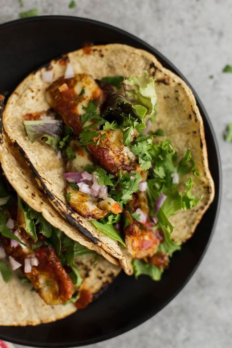 A bean-less vegetarian taco, these halloumi tacos come together in less than 20 minutes and can be a great base for other vegetable tacos. Halloumi Souvlaki, Taco Vegetarian, Summer Recipes Vegetarian, Halloumi Tacos, Avocado Tzatziki, Halloumi Wrap, Halloumi Recipes, Tacos Vegetarian, Vegetable Tacos