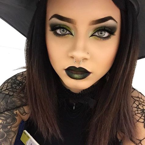 Witch Makeup Ideas Pretty, Pretty Witch Makeup, Witchy Photoshoot, Makeup For Work, Witchy Makeup, Halloween Costumes Women Scary, Halloween Makeup Witch, Witches Night, Halloween Make-up Looks