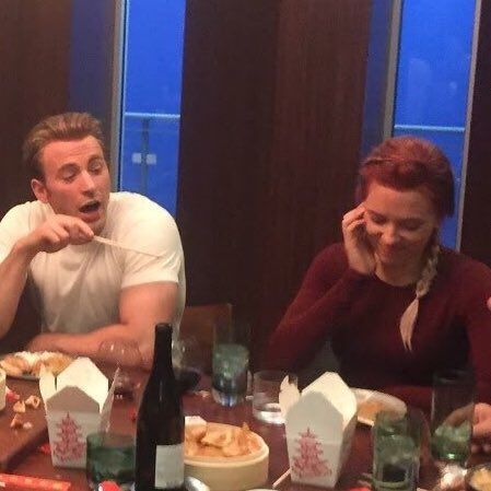 LOOK HOW SOFT SCARLETT IS LOOK HOW CUTE CHRIS IS DESPITE THIS CANDID PHOTO LOOK AT HOW GREAT THEY LOOK BESIDE EACH OTHER   I. AM. NEVER. GONNA. SHUT. UP. ABOUT. THEM. EVER. #NewProfilePic Marvel Motivation, Actor Photoshoot, Cap America, Наташа Romanoff, Dr Marvel, Mcu Dr, Avengers Cast, Univers Marvel, Marvel Photo