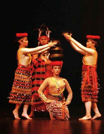 "Banga" literally mean pots. The Banga or pot dance is a  contemporary performance of Kalinga of the Mountain Province in the Philippines. This dance illustrate the languid grace of a tribe otherwise known as fierce warriors. Heavy earthen pots, as many as seven or eight at a time, are balanced on the heads of maidens as they trudge to the beat of the "gangsa" or wind chimes displaying their stamina and strength as they go about their daily task of fetching water and balancing the banga. Kalinga Tribe, Philippine Folk Dance, Philippine Costume, Filipino Dance, Philippines Clothes, Colonial Philippines, Earthen Pots, Philippine Culture, Filipino Fashion