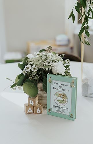 Baby Shower Centerpieces Neutral, Minimalist Baby Shower Ideas, Honeybee Birthday, Green Baby Shower Ideas, Simple Baby Shower Centerpieces, Baby Shower Verde, Chic Baby Shower Ideas, Sprinkle Ideas, Baby Shower Table Centerpieces