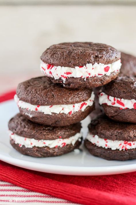 Soft Chocolate Cookie, Iced Oatmeal Cookies, Chocolate Whoopie Pies, Peppermint Ice Cream, Peppermint Cream, Shugary Sweets, Festive Cookies, Sugar Cookie Frosting, Best Christmas Cookies