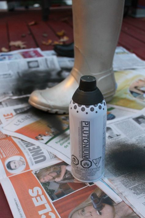 How to paint your Hunter boots a new color DIY #wineandblue How To Paint Boots, Spray Paint Projects, Boots Diy, Bogs Boots, Plastic Boots, White Leather Boots, Diy Spray Paint, Boot Outfits, Rain Painting