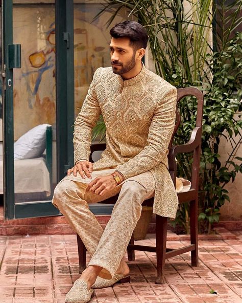 Sherwani For Men Wedding Pakistani, Sherwani For Men Wedding Royals, Sherwani Pakistani, Sherwani For Boys, Men Sherwani, Indian Wedding Clothes For Men, Mens Indian Wear, Groom Sherwani, Sherwani For Men Wedding