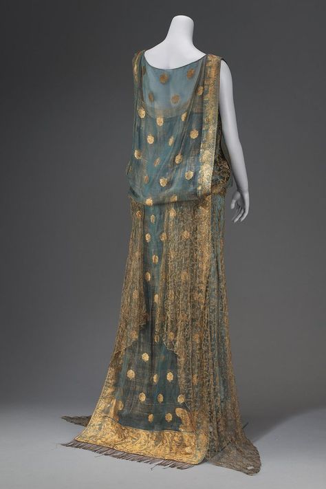 Sari Quotes, Sari Photoshoot, Mfa Boston, Sari Dress, Anita Dongre, Silk Jewelry, 20s Fashion, Vintage Gowns, Retro Mode