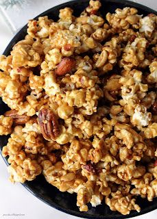 Popcorn Recipes Sweet, Caramel Popcorn Recipe, Popcorn Recipes Easy, Popcorn Recipes Caramel, Popcorn Treats, Popcorn Snacks, Popcorn Recipe, Freeze Dried Strawberries, Caramel Corn