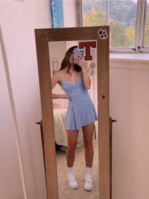 T/N reeves es la típica chica a la que le rompen el corazón y se conv… #novelajuvenil # Novela Juvenil # amreading # books # wattpad Look 80s, Air Force 1 Outfit, Tennis Skirt Outfit, Teenage Outfits, Cute Comfy Outfits, Teenager Outfits, Mode Inspo, Girly Outfits, Teen Fashion Outfits