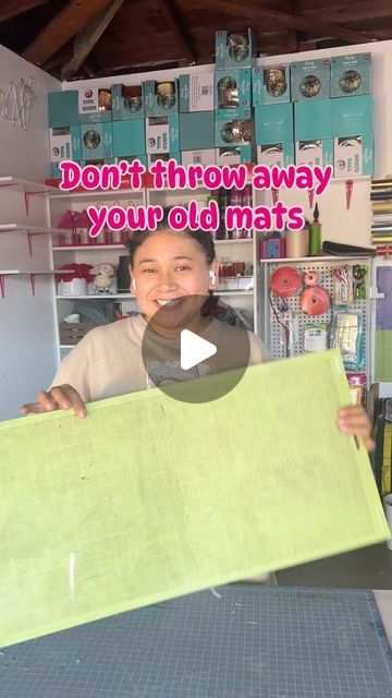 Ada Vallejo on Instagram: "Try this and never throw a mat away 😎  - - - #cricuthacks #cricut #balloonartist #balloonstylist #diyer #diy #hacks #tips #crafts #papercrafts #balloons #hazlotumismo #adastwistedcreations" Crichton Projects, Balloon Hacks, Cricut Air 2, Cricut Mat, Cricut Design Studio, Diy Craft Room, Cricut Projects Beginner, Diy Cricut, Cricut Craft Room