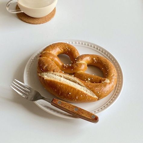 Pretzel Aesthetic, Aesthetic Lifestyle, Pastry And Bakery, Mouth Watering Food, Sweet Breakfast, Food Obsession, Pretzels, Cafe Food, Healthy Breakfast Recipes