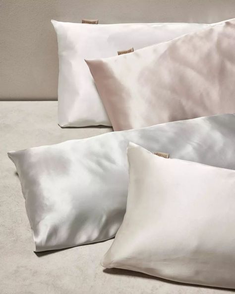 Discover the luxury of Alice, a pillowcase made of 100% mulberry silk! 😍 This silky-soft pillowcase is not only pleasing to the eye, but also a treat for your skin and hair. Mulberry silk helps reduce skin irritations and prevents split ends, so you can wake up feeling great every morning. Have you already experienced the benefits of sleeping on silk? Silk Bedding Aesthetic, Rose Online, Silk Bedding, Irritated Skin, Mulberry Silk, Feeling Great, Pillow Cases, Silk, Bed