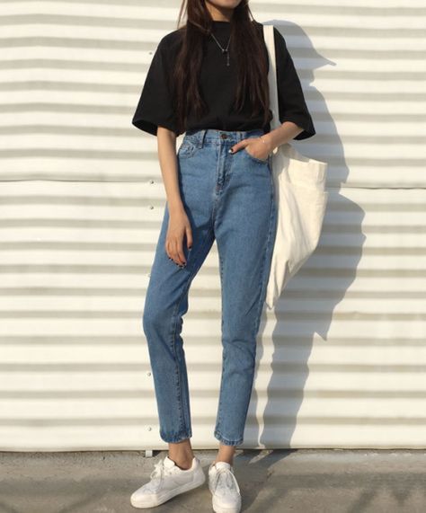 Street style fashion / Jeans #fashionweek #fashion #womensfashion #streetstyle #ootd #style  / Pinterest: @fromluxewithlove Clothing For Hourglass Shaped Women, 90 Fashion, Outfit Ideas Korean, Hipster Girl, Mode Grunge, Mom Jeans Outfit, Hipster Girls, Korean Casual Outfits, Hipster Outfits