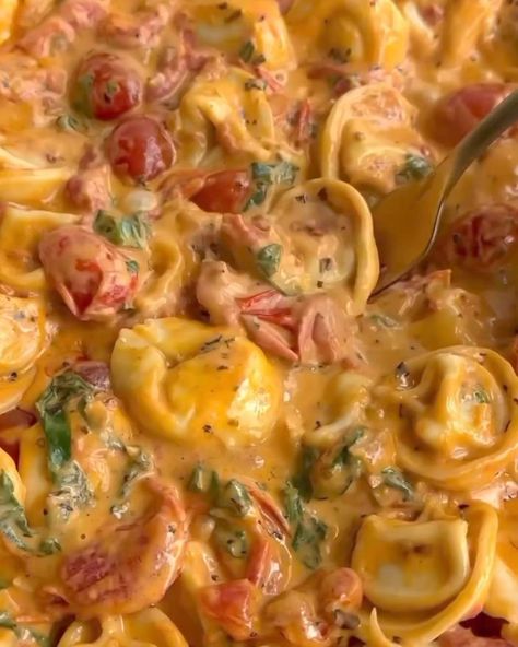 simple ingredients meet summertime cozy in this creamy tomato tortellini! one pan, many nutrients, veg-forward but hearty, balanced but uncomplicated. she’s a 10/10. 🤩 substitutions: feel free to swap a plant-based cream for regular and kale for spinach! enjoy ❤️ CREAMY TOMATO TORTELLINI 1 shallot, diced • 1.5 cups cherry tomatoes • 1/2 cup roasted red peppers • 1 tbsp. tomato paste • 1 tsp salt • 2 tsp. italian seasoning • 1/2 tsp. garlic powder 3/4 cup cream • 1/2 cup parmesan • 1-2 cups... Tortellini With Cherry Tomatoes, Viral Pasta, Creamy Tomato Tortellini, Tomato Tortellini, Red Bell Peppers, One Pan, Roasted Red Peppers, Red Bell Pepper, Pasta Recipe