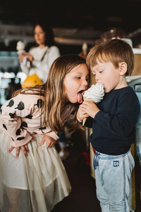 Family Posing Guide, Kids Restaurants, Cream Photography, Ice Cream Photography, Fun Family Photos, Family Photoshoot Poses, Family Portrait Poses, Photo Recreation, Family Shoot