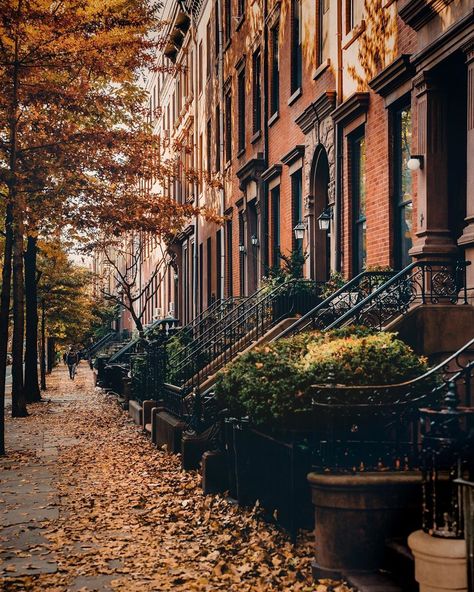 Here are the 10 best Instagram spots in New York City to get beautiful photos! #NewYorkTravel #NewYorkInspiration #Manhattan #NewYorkVacation #CityPhotography #NewYorktrip New York Noel, New York Brownstone, Studera Motivation, New York Vibes, New York City Aesthetic, Nyc Fall, New York Vacation, Voyage New York, Ville New York