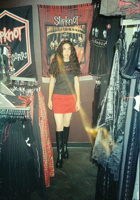 OMGOTH, RACE YOU THERE! Now, which Slipknot flag to buy? So many options! Mall Goth Fashion, 90s Mall Goth, 2000s Mall Goth, 2000s Goth, Goth Gifts, How To Impress, Goth Subculture, Dye Hair, Estilo Grunge