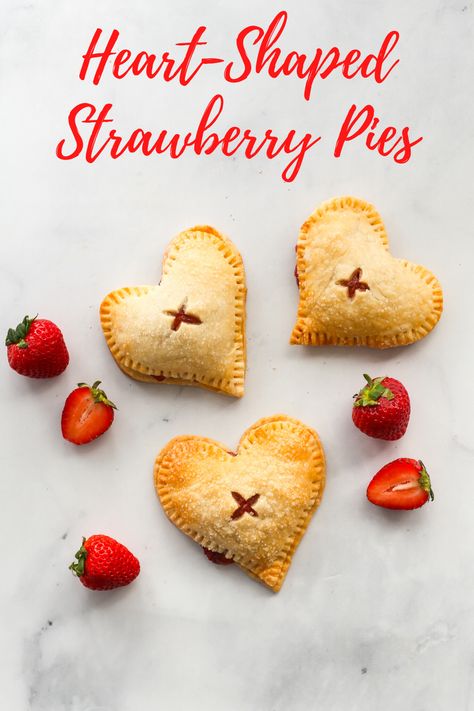 Heart Hand Pies, Baking Pastries, Strawberry Pies, Strawberry Hand Pies, Pie Pockets, Valentine Food, Pastries Desserts, Mini Pie Recipes, Strawberry Heart