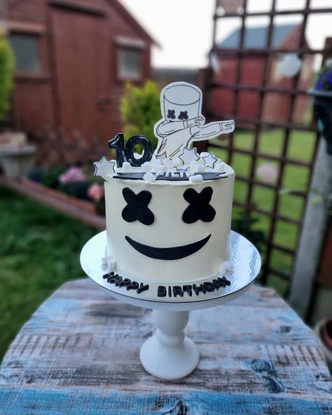 Dj Marshmallow Dj Marshmello Cupcakes, Dj Marshmallow Party Ideas, Marshmello Theme Birthday, Mashmellow Dj Birthday Party, Marshmello Dj, Oreo Cream, Oreo, Butter Cream, Dj