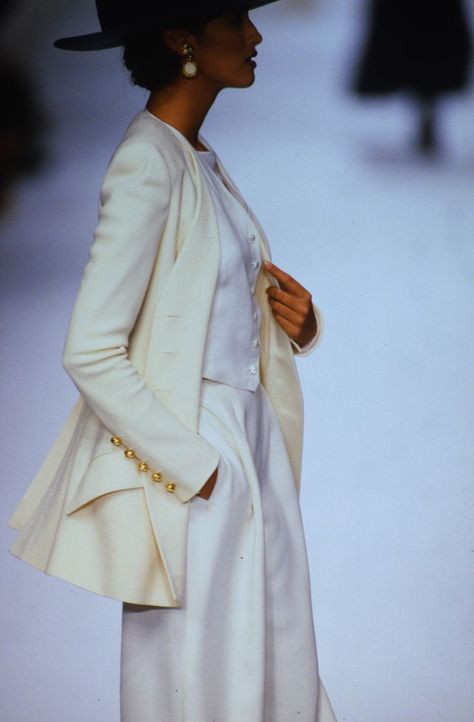 Yasmeen Ghauri Yasmeen Ghauri Face, Yasmeen Ghauri Off Duty, Yasmeen Ghauri Yves Saint Laurent, Yasmeen Ghauri Cover, Yasmeen Ghauri Paparazzi, White Pants Outfit, Valentino Runway, Original Supermodels, Vintage Glam