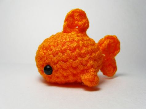 Amigurumi Goldfish - FREE Crochet Pattern / Tutorial Crocheted Fish, Crochet Fish Patterns, Crochet Fish, Kawaii Crochet, Fish Patterns, Fun Crochet Projects, Crochet Animal Patterns, Diy Crochet Projects, Crochet Gifts