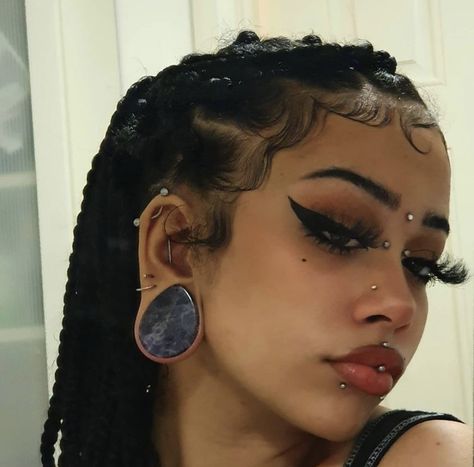 Dermal Piercing Forehead, Women With Gauges, Face Piercings Aesthetic Grunge, Grunge Piercings Aesthetic, Gauges Black Women, Vertical Labret Piercing Black Women, Piercings Aesthetic Face, Egirl Nails Ideas, Piercings Ideas Face