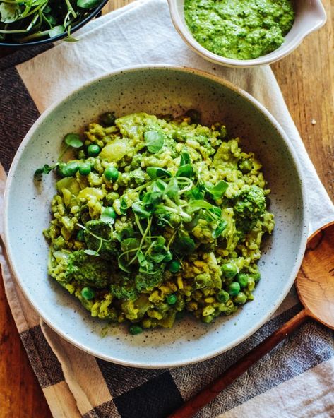 Green Risotto with Spinach & Pea Pesto (Vegan) A super easy & healthy recipe packed with flavour. Perfect for a quick lunch or dinner. #vegan #risotto #easyrecipe #lunch #peas #pesto Risotto Verde, Green Risotto, Pesto Risotto, Spinach Vegan, Vegan Risotto, Pesto Vegan, Pea Pesto, Pea Recipes, Green Food