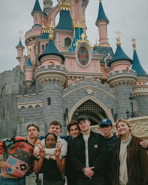 Kit Connor Updates on Twitter: "📲 @kit_connor Heartstopper cast at Disneyland Paris via JoeLocke IG profile #Disney #KitConnor #Heartstopper https://t.co/HcnIAOeat5" / Twitter Tara Jones, Heartstopper Cast, Joe Locke, Ig Profile, Alice Book, Happiest Place On Earth, Attack On Titan Anime, Disneyland Paris, Best Shows Ever