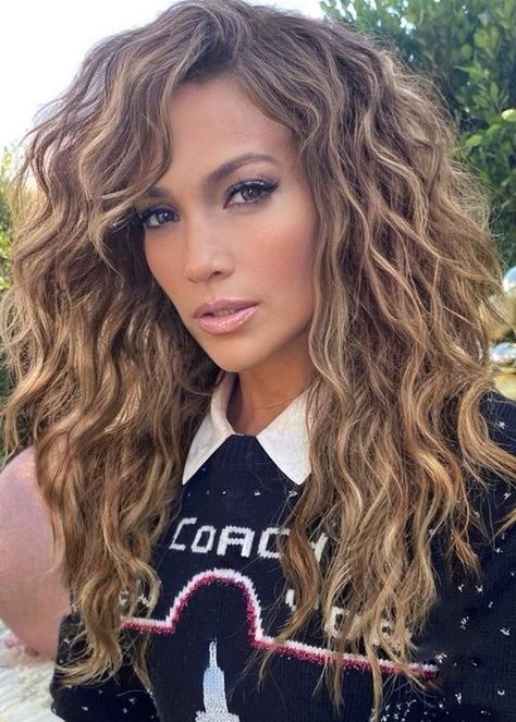 Jlo Hair, Jennifer Lopez Hair, Highlights Curly Hair, Colored Curly Hair, Natural Curls Hairstyles, Corte De Cabelo Masculino, Curly Hair Inspiration, Curly Hair With Bangs, Long Natural Hair