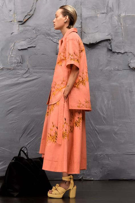 Apricot Crush, Spring 2023 Ready To Wear, Iranian Women Fashion, 2023 Ready To Wear, Suit Fabric, Desi Fashion, Dress Silhouette, Spring 2023, Fashion Show Collection