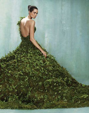 Forest dress: Moss & Leaves I so would. Then I could plant my dress after the event. Forest Dress, Elsa Peretti, Floral Fashion, Fantasy Fashion, Flower Fashion, Ikebana, Carolina Herrera, Flower Dresses, Go Green