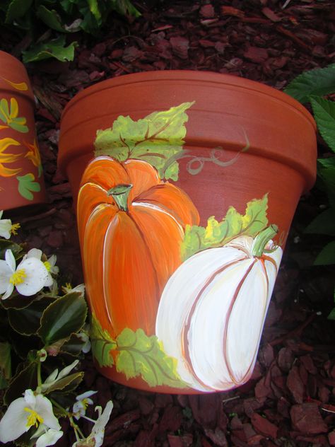 Painted Clay Pots For Fall, Fall Terra Cotta Pot Ideas, Fall Painted Pots, Clay Pot Candle, Pumpkin Flower Pots, Fall Flower Pots, Fall Festival Decorations, Fall Pots, Pot Heads