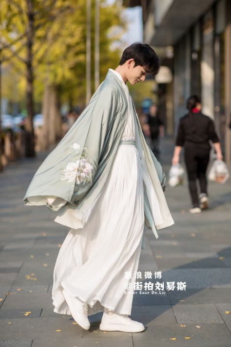 Man in Hanfu 3 Chinese Street Fashion Men, Chinese Street Wear, Chinese Fashion Men, Street Style Woman, Modern Chinese Fashion, Chinese Street Fashion, Male Hanfu, Man Street Style, Hanfu Male