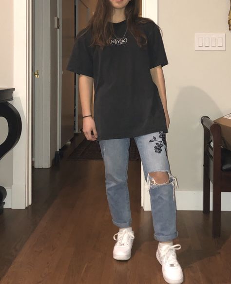 Ripped embroidered mom jeans Jeans Oversized Shirt Outfit, Ripped Jeans And T Shirt Outfit, Oversized Tshirt Mom Jeans Outfit, Mom Jeans And Oversized Tee, Oversized Tshirt And Jeans Outfit, Goth Mom Jeans Outfit, Alternative Mom Jeans Outfit, Mom Jeans Oversized Tee, Jeans Oversized Shirt