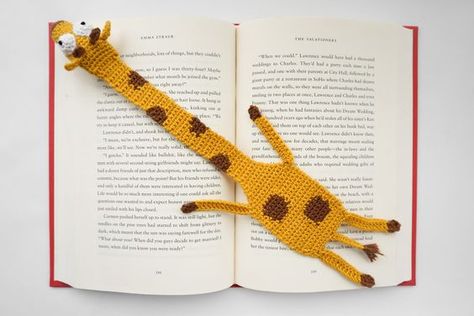 Easy to follow step by step amigurumi Giraffe bookmark crochet pattern. Make reading an unforgettable experience with this Giraffe bookmark by Supergurumi. #Amigurumi #Crochet Giraffe Bookmark, Bookmark Crochet Pattern, Marque-pages Au Crochet, Crochet Giraffe Pattern, Amigurumi Giraffe, Bookmark Crochet, Bookmark Pattern, Double Crochet Decrease, Bruges Lace