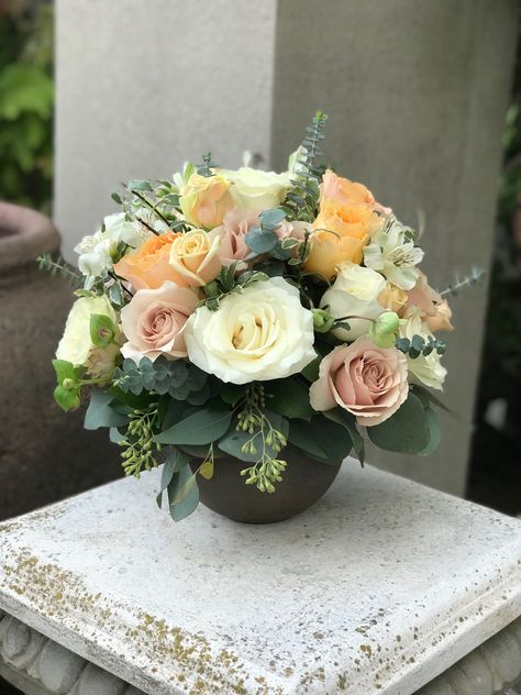 That perfect winter evening light on this bouquet Tan Flower Arrangements, Bouquet Recipes, Bud Vases Arrangements, Green Quinceanera, Bouquet Recipe, Luxury Flower Bouquets, Large Flower Arrangements, Winter Evening, Creative Flower Arrangements