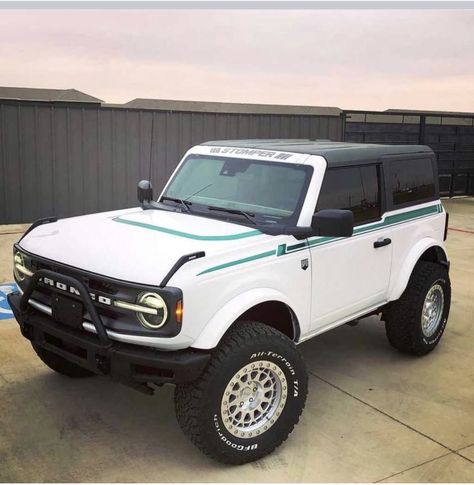 New Ford Bronco 2022, Bronco Stripes, Bronco Mods, Ford Bronco Concept, White Bronco, Bronco Concept, Bronco Car, Bronco Raptor, Bronco Truck