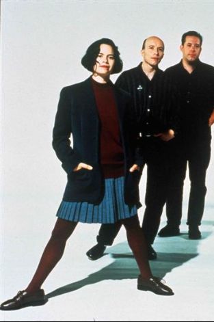 natalie merchant skirt and oxfords 1992 Natalie Merchant 90s, Kat Bjelland, Sassy Magazine, Natalie Merchant, Kathleen Hanna, Folk Rock, Daily Fashion Inspiration, Seventeen Magazine, Riot Grrrl