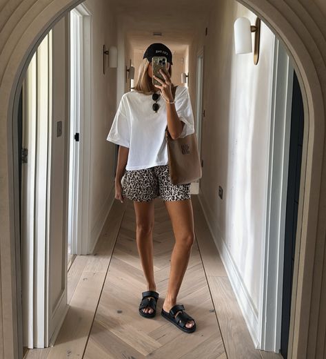 Australia Summer Outfits 2024, Trendy Mom Outfits Summer 2024, Summer Shorts Outfits 2024, Nyc Summer Street Style 2024, Effortless Oversized Summer T-shirt, Casual Streetwear T-shirt For Beach Season, Western Outfits Women Plus Size, Outfits Layout, Trendy Mom Outfits