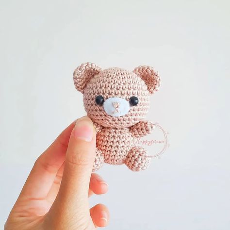 Tutoriales de ositos amigurumis fáciles de tejer para principiantes Crochet Bear Patterns, Amigurumi Bear, Crochet Amigurumi Free Patterns, Crochet Instructions, Crochet Bear, Crochet Art, Cute Crochet, Amigurumi Pattern, Crochet Bag