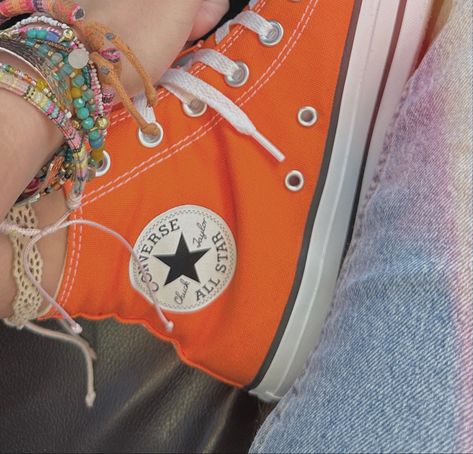 Orange Shoes Aesthetic, Orange Converse Aesthetic, Burnt Orange Converse, Orange Converse Outfit, Beach Girl Style, All Star Outfit, Colored Converse, Converse Orange, Orange Converse