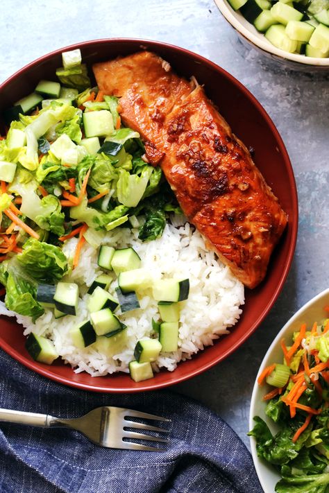 Korean bbq salmon bowls made with white rice, quick pickled cucumbers, a light salad, and a spicy gochujang sauce on the side. Korean Bowls, Bbq Salmon Recipes, Salmon Bowls, Bbq Salmon, Pickled Cucumbers, Salmon Rice Bowl, Gochujang Sauce, Quick Pickled Cucumbers, Quick Pickled