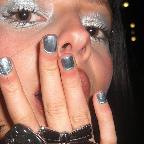 Silver Girl Aesthetic, Chrome Lips, Chrome Party, Chrome Makeup, Chrome Aesthetic, Deva Cassel, Nyc Party, Glitter Aesthetic, Rockstar Gf