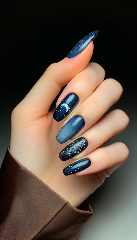 Plongez dans la beauté de la nuit avec ce design d'ongles inspiré du ciel étoilé. Le bleu profond parsemé d'étoiles, agrémenté de motifs de lune croissante et de constellations, offre une élégance astrale. Idéal pour ceux qui souhaitent évoquer le mystère et la majesté de l'univers sur leurs ongles Constellations, Nail Art, Nails, Design, Art, Nail Arts