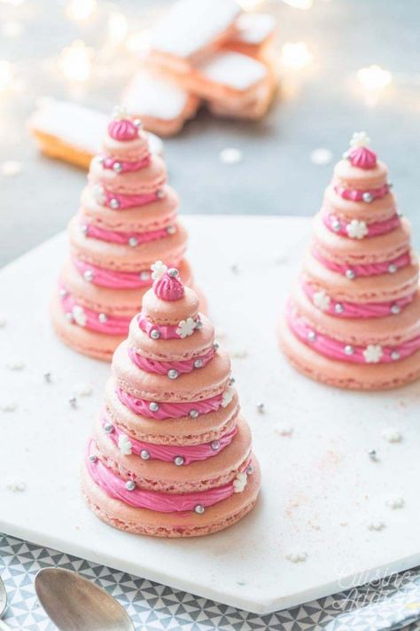 Sapins de macarons à la framboise - Recette pour Noël Macaroon Tree, Jul Kaka, Raspberry Macaroons, Kue Macaroon, Christmas Macarons, Macaron Cookies, Macaroon Recipes, Xmas Food, Perfect Cookie