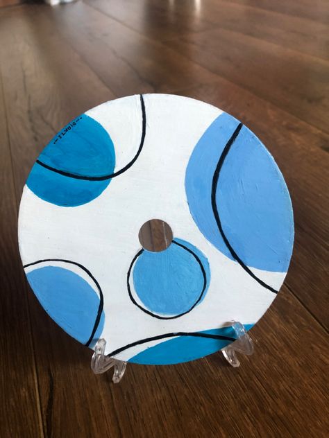 Cd pintado azul minimalista Painted Cds Aesthetic Simple, Discs Painting, Painting On Cds Aesthetic, Painting Ideas On Cds, Disk Painting Ideas, Diy Cds Ideas, Painting Cd Ideas, Painted Cds Easy, Things To Paint On Cds