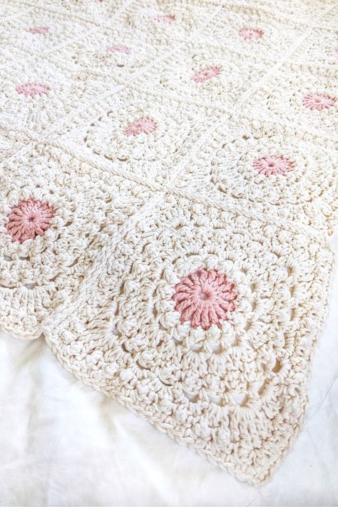 One Color Granny Square Blanket, Crochet Granny Square Blankets, Sister Crochet Ideas, Girl Crochet Blanket, Blanket Granny Square, White Granny Square Blanket, Crochet Granny Square Blanket Pattern, Crochet Baby Blanket Granny Square, Girly Granny Square