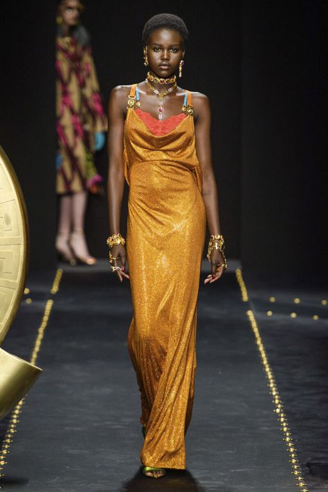 Adut Akech, Fall Winter Fashion Trends, Versace Fashion, Fashion Trends Winter, Milano Fashion Week, Milan Fashion Weeks, Spring Vibes, Gianni Versace, Runway Models