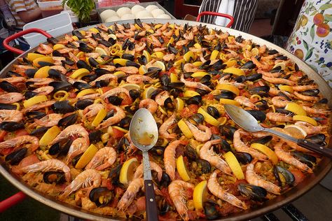 Paella Anniversary Party Food Ideas, Anniversary Party Food, Dinner Party Food Ideas, Anniversary Party Foods, Food Ideas On A Budget, Anniversary Dinner Party, Dinner Party Food, Vegetarian Appetizers Easy, Anniversary Food