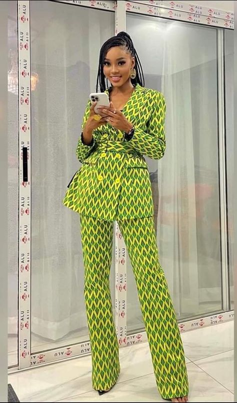 Veste et pantalon Model Wax, Ankara Suit, African Pants, African Print Pants, Kitenge Designs, Nigerian Outfits, Costume Africain, African Chic, Blazer Outfits For Women